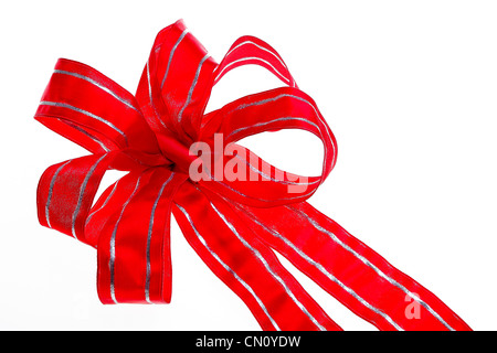 Grande arco rosso con intarsio in argento su sfondo bianco Foto Stock