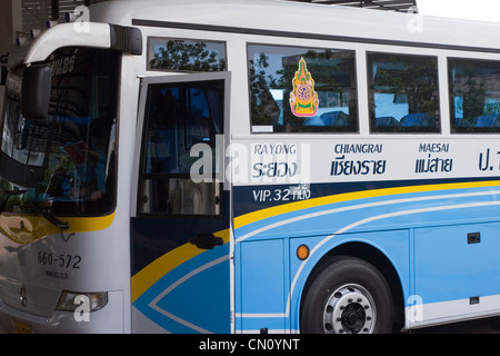 Una gita in autobus è parcheggiato su una strada comunale che collega le città di Tachilek, Birmania (Myanmar) e Mae Sai, (SAE) Thailandia. Foto Stock