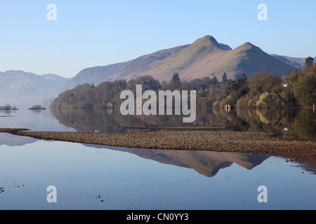 Monte Catbells riflessa in Derwentwater Keswick NW England Regno Unito Foto Stock