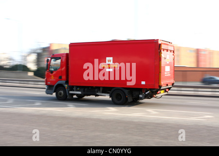 Un royal mail carrello che viaggia lungo una strada di Londra Foto Stock