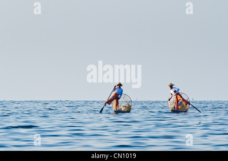 Bambù tradizionale di pescatori, Lago Inle, Myanmar Foto Stock