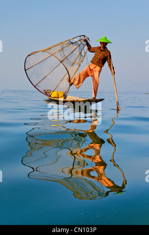 Bambù tradizionale pescatore, Lago Inle, Myanmar Foto Stock