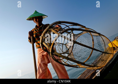 Bambù tradizionale pescatore, Lago Inle, Myanmar Foto Stock