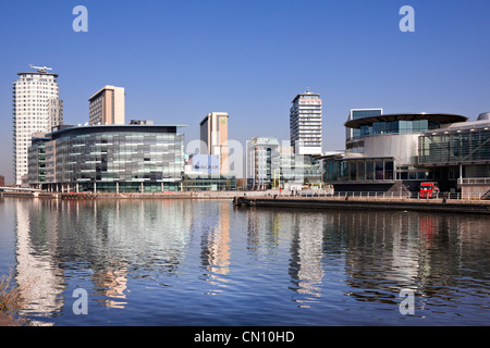 Guardando attraverso il Manchester Ship Canal a Media City UK a sinistra e le banchine al Teatro Lowry a destra. Foto Stock