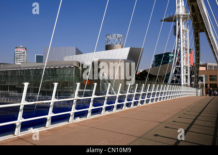 La passerella di Lowry attraverso il Manchester Ship Canal. Guardando verso il Lowry Centre a Salford Quays. Foto Stock