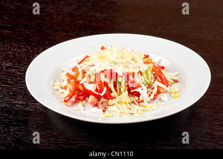 Insalata di manzo dalla linguetta, cervelat, carne di pollo, pomodori freschi, cetrioli, peperoni, uova, formaggio e maionese Foto Stock