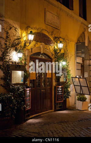 Un ristorante nel cuore di Trastevere a Roma. Foto Stock