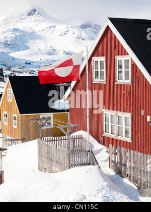 Bandiera della Groenlandia battenti in remoto villaggio Tasiilaq, Groenlandia, Arctic Foto Stock