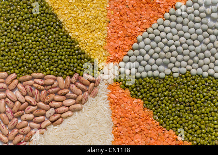 Mix colorato da diverse fagioli, legumi, piselli, lenticchie Foto Stock
