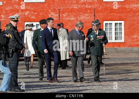 Il principe Carlo e il principe Frederik arrivando alla cittadella Kastellet in Copenhagen. Dietro la Principessa Maria e la Duchessa Camilla. Foto Stock