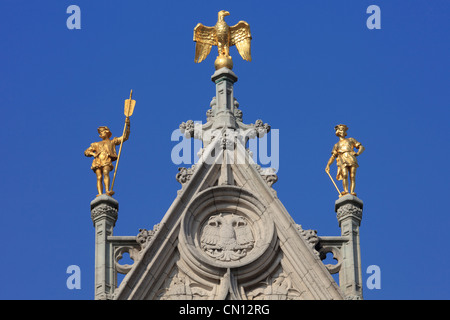 Statua dorata di un aquila sulla parte superiore dell'ex guildhall dei titolari di stallo presso la piazza del mercato di Anversa, Belgio Foto Stock