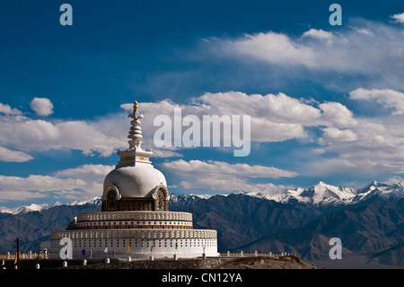 Lo Shanti Stupa in Ladakh India è stato costruito da un buddista giapponese organizzazione, noto come 'il giapponese per la pace nel mondo". Foto Stock