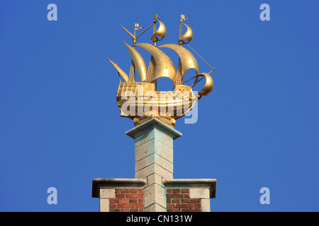 Un corvo-frontone a gradini sormontata da una statua dorata di una nave a vela presso la piazza del mercato di Anversa, Belgio Foto Stock