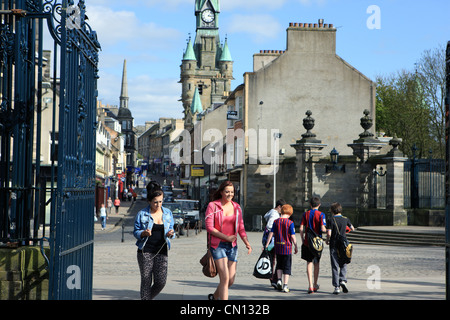 Le persone che usano le porte principali di Pittencrieff Park in Fife città di Dunfermline Foto Stock