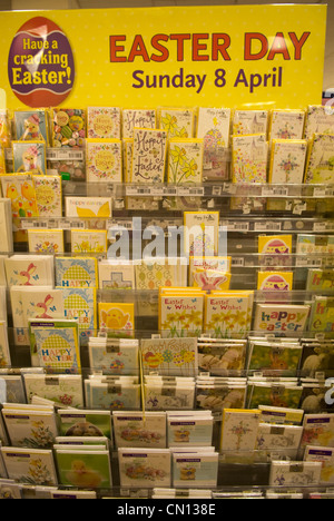 Carte di pasqua in vendita in WH Smith, Farnham, Surrey, Regno Unito. Foto Stock