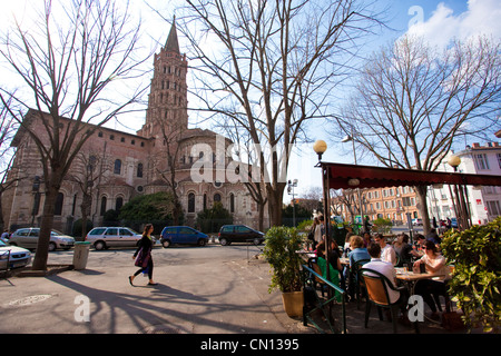 Luogo St Sernin a Tolosa, Francia, persone in una caffetteria che si affaccia sulla Basilica di San Sernin, Midi Pirenei, Francia. Foto Stock