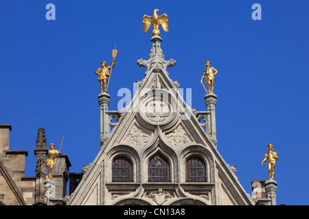 Statua dorata di un aquila sulla parte superiore dell'ex guildhall dei titolari di stallo presso la piazza del mercato di Anversa, Belgio Foto Stock