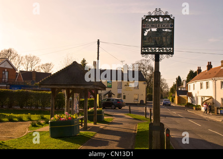 Vista generale del villaggio di Rowledge mostra fermata bus e pub locale, Rowledge, Hants/Confine Surrey, Regno Unito. Foto Stock