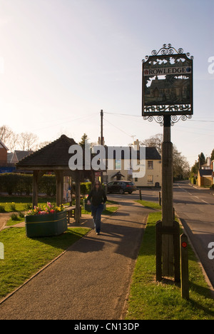 Vista generale del villaggio di Rowledge mostra fermata bus e pub locale, Rowledge, Hants/Confine Surrey, Regno Unito. Foto Stock