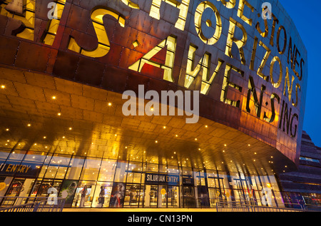 Wales Millennium Centre illuminata di notte per la Baia di Cardiff South Glamorgan Wales UK GB EU Europe Foto Stock