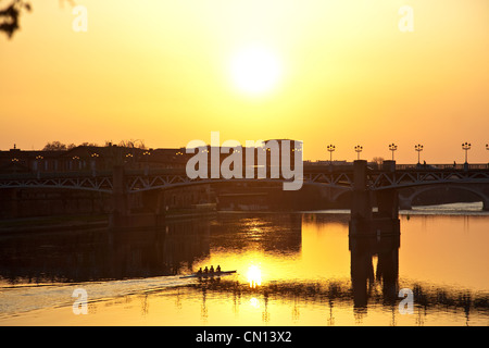 Tramonto dietro il Pont St Pierre, fiume Garonna, Toulouse, Francia Foto Stock