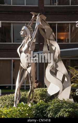 'Il tessuto di Manchester". Una scultura di Clare più grande a St. Mary's Canonica, Manchester, Inghilterra, Regno Unito Foto Stock