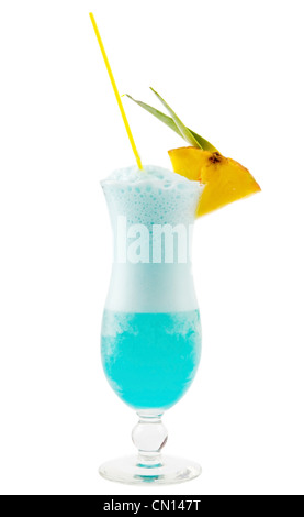 Un delizioso cocktail di blu con le fette di ananas fresco e foglie verdi nella parte superiore Foto Stock