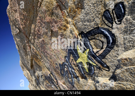 Un pezzo di graffiti sulle rocce del litorale della Costa Brava Foto Stock