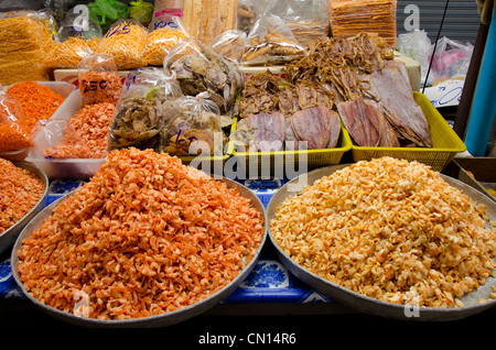 Thailandia, Bangkok. maeklong i binari della ferrovia mercato. essiccato di pesce, gamberi e pesce. Foto Stock