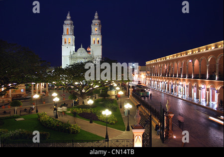 Cattedrale di nostra Signora dell'Immacolata Concezione (Catedral de Nuestra Señora de la Purísima Concepción) con vista sul Parque Principal di Campeche. Foto Stock