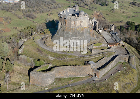 Francia, Puy-de-Dôme, parco naturale Regionale dei Vulcani della Auvergne, il castello di Murol (vista aerea) Foto Stock