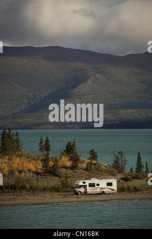 Camper parcheggiato sul lungo le rive del lago Kluane, Yukon Foto Stock