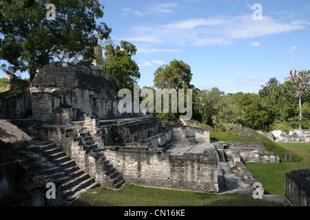 L'antica città Maya di Tikal nel bacino di Peten, Guatemala. Una vista maestosa della grande Plaza e del Tempio i (Tempio del grande Giaguaro) circondati Foto Stock
