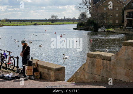 St Ives Cambridgeshire il grande fiume Ouse un musicista che gioca sulla banchina Foto Stock