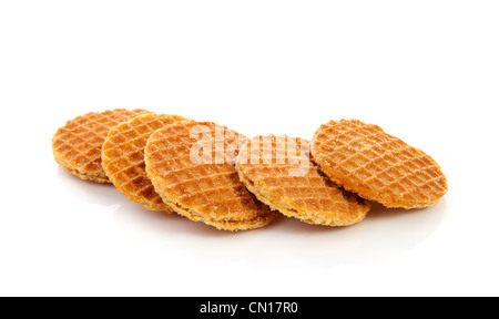 Pila di tipico olandese stroopwafels ( con sciroppo) su sfondo bianco Foto Stock