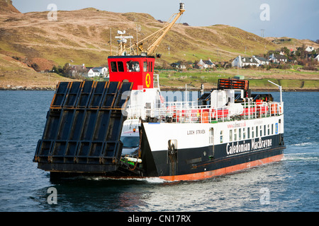 Il traghetto Raasay proveniente in Sconser sull'Isola di Skye in Scozia, Regno Unito. Foto Stock