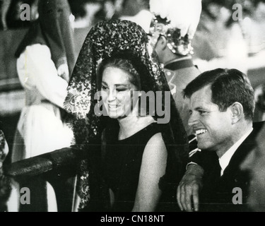 TED KENNEDY (1932-2009) Noi politico con la sua prima moglie Joan in Spagna circa 1970 Foto Stock