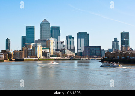 Edifici finanziario di Canary Wharf oltre il Tamigi. Londra. In Inghilterra. Foto Stock