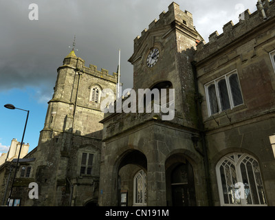 Il Dorset Inghilterra Shaftesbury Municipio e Chiesa di San Pietro Foto Stock