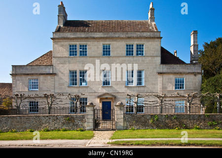 Un tipico, grandi del XVIII secolo in pietra georgiana country house o mansion nel Wiltshire, Inghilterra, Regno Unito Foto Stock