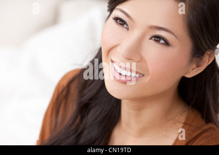 Una bellissima giovane cinese asiatica donna orientale con un meraviglioso sorriso toothy Foto Stock