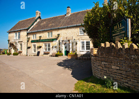 Un tipico English Country Village pub o inn nel Wiltshire, Inghilterra, Regno Unito Foto Stock