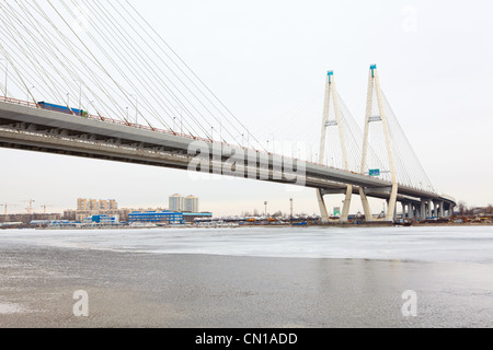 Obukhovsky ponte attraverso il fiume Neva nella stagione invernale a San Pietroburgo, Russia Foto Stock