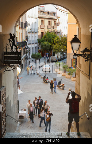 Madrid, Spagna. L'Arco de Cuchilleros che conduce in Plaza Mayor. Foto Stock