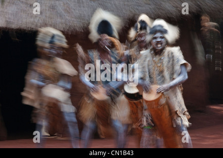 Il popolo kikuyu (Gikuyu) dance e battere il tamburo, Aberdare, Kenya Foto Stock