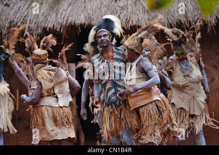 Il popolo kikuyu (Gikuyu) dance e battere il tamburo, Aberdare, Kenya Foto Stock
