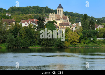 Francia, Val-d'Oise, Vetheuil villaggio e la sua chiesa di Notre Dame dipinta da Claude Monet che guarda al fiume Senna Foto Stock