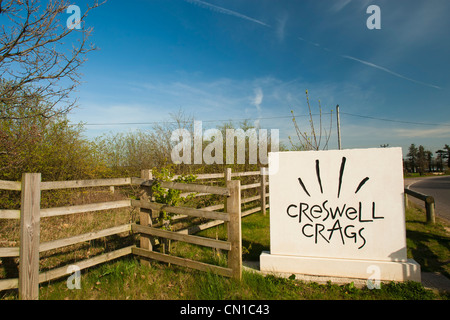 Creswell Crags ingresso, un sito storico con le grotte che mostra segni di occupazione durante l'ultima glaciazione. Foto Stock