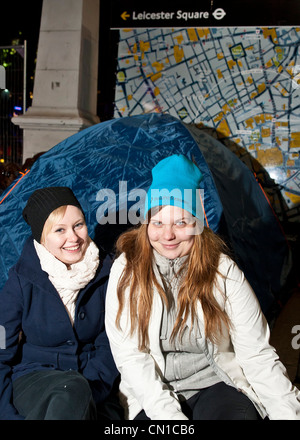 10/11/2010 Appassionati dalla Finlandia è arrivato a 11AM e camp fuori per tutta la notte in Leicester Square per la Premiere mondiale di Harry Potter ed il Deathly Hallows (parte prima della versione finale del libro), che si svolgerà domani 11/11/2010. Foto Stock