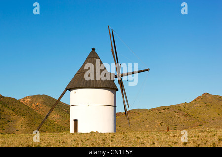 Il mulino a vento a La Boca de Los Frailes, Parque Natural de Cabo de Gata - Níjar, provincia di Almeria, Spagna. Foto Stock